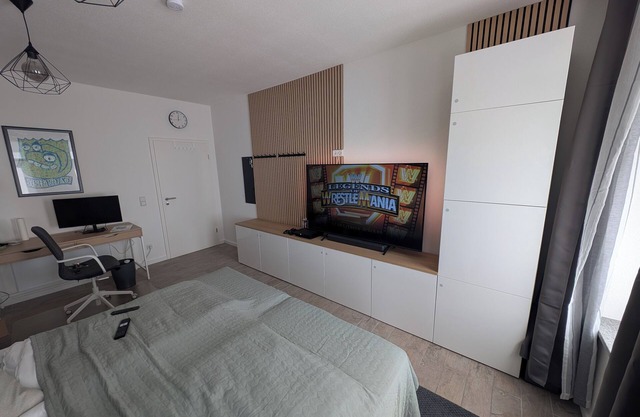 Studio with workplace and balcony in a quiet location close to the city.