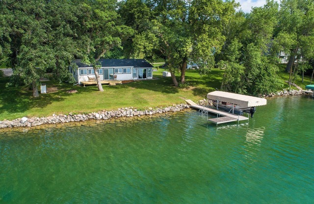 Stunning Eagle Lake - Newly Renovated Cabin