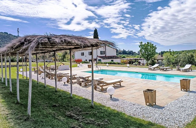 Stunning private villa for 11 people with private pool, A/C, WIFI, TV and patio