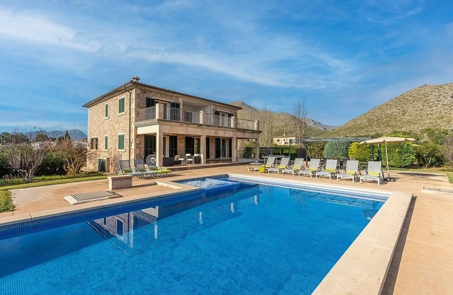 Stunning Mallorcan Villa, Stylish Interiors, Private Pool/Jacuzzi 15mins walk to Port de Pollenca!
