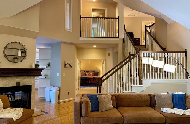 Stunning Mtn Home Minutes to Downtown Asheville Spacious Fireplace Family Games