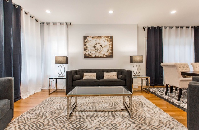 Stunning New 6 Bedroom Home w/Parking in Chicago (Superhosts)