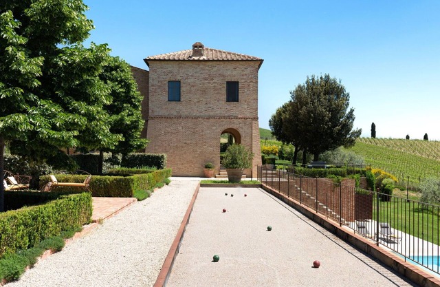Stunning private villa with A/C, private pool, WIFI, TV, patio, panoramic view, close to Montalcino
