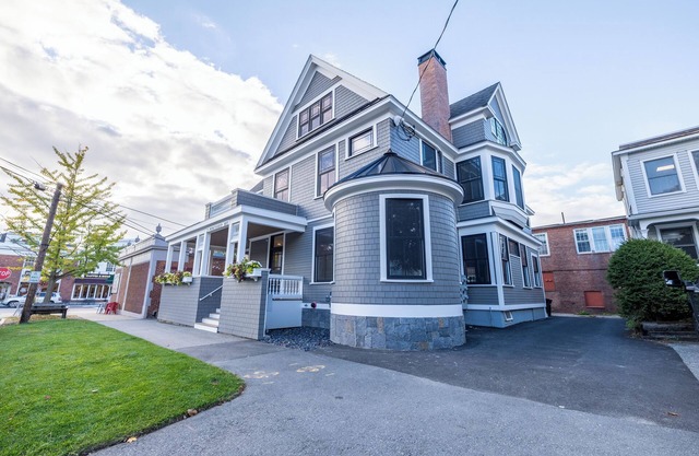 Stunning Penthouse 3Bed-3Bath PRIVATE ELEVATOR, Just steps to PA, Dining & Shops