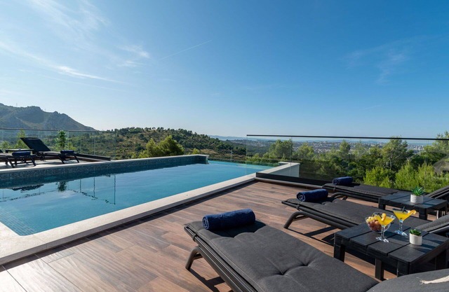 Stunning private villa with A/C, private pool, WIFI, hot tub, TV, terrace, panoramic view, parking