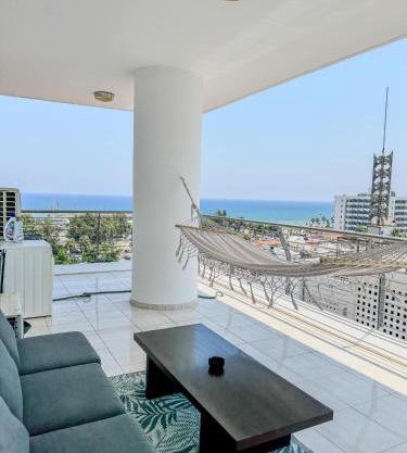 Stunning Sea & City View Apt - 3 min Walk to Beach