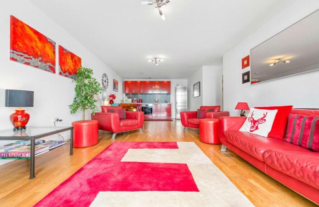 Stunning Spacious City Apartment with free parking