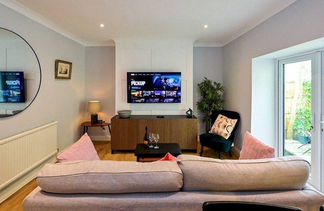 Stylish 1-Bed Flat w/Garden in Leafy Pontcanna | Pass the Keys