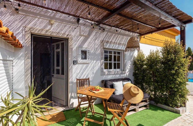 Stylish 2BR w/Patio near Sesimbra Beach