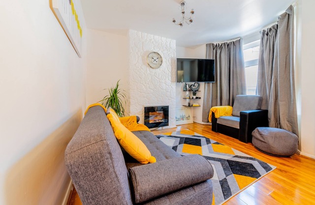 Stylish 3-Bed House with Free Parking & Wifi