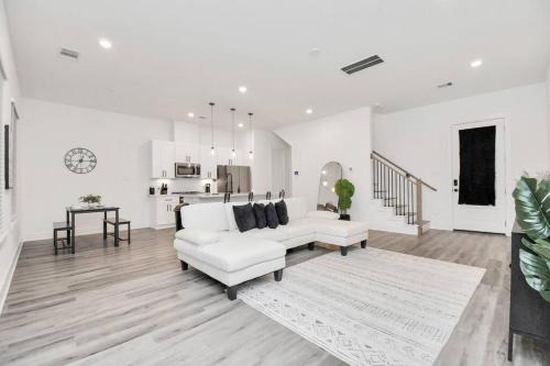 Stylish 4 Beds - Min to Downtown With Backyard