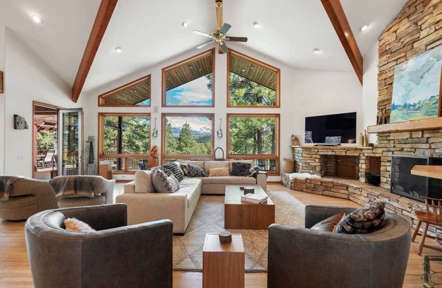 Stylish 4BR Epic Deck + Views