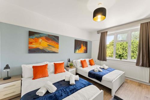 Stylish 5 Bed Home in Forest Hill Perfect for Business & Contractors Sleeps 16!