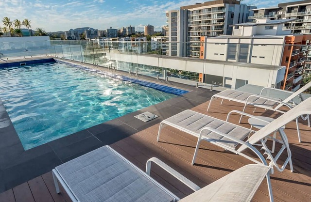Stylish Apartment with Rooftop Pool