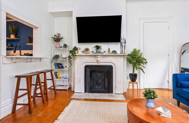 Stylish Apt with Lots of Natural Light