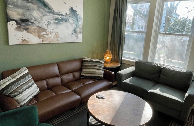 Stylish comfortable 3BR with tons of natural light