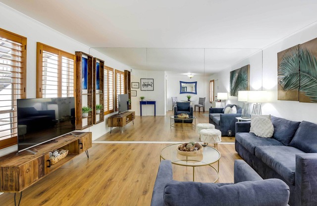 Stylish Condo w/Pool in Knox Henderson!