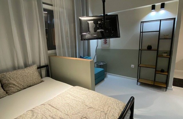 Stylish Urban Rental Unit With Private Entrance #E1