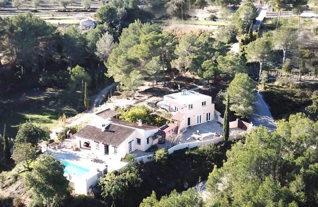 "suite Galago" very quiet location, yet only 10 minutes from the beach.