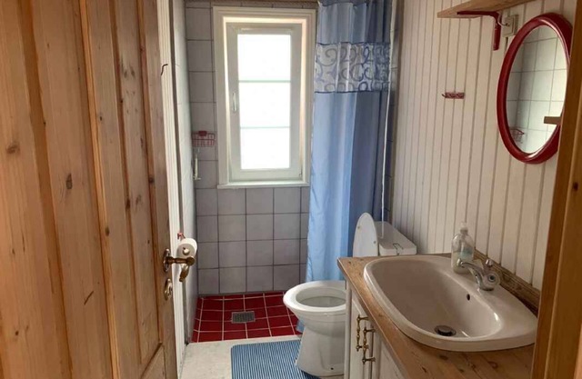 Summer house with shelter and water view.