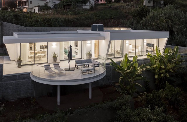 Sun, pool and comfort, The White House