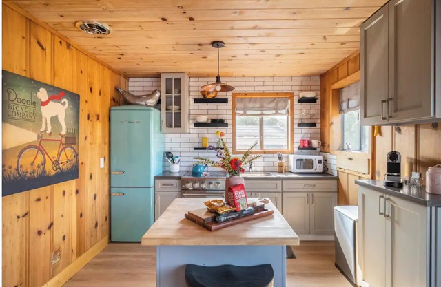 Sundog Cottage - Clean & Cozy - EV - Walk to Food & Beach - Fenced Yard for Dog