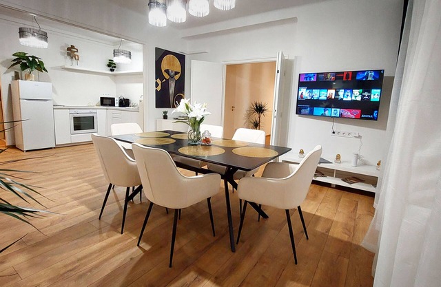 Sunny & new 2 BDR, luxe full apartment with AC in Budapest Downtown Central hub