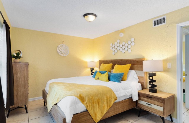 Sunny Sea~ Walk to the beach, Pool, BBQ, Gym, Game