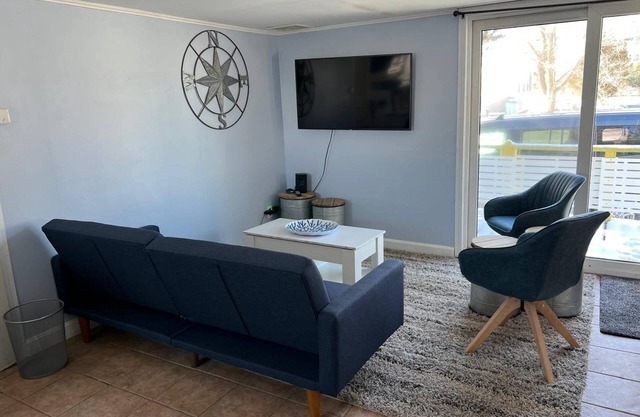 Sunnyside: Sunset View Getaway - Relaxing Retreat in this Charming Home!