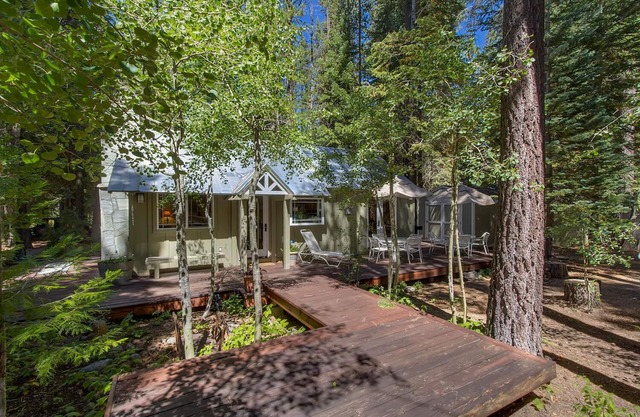 Sunnywood: 1 BR, 1 BA Cabin/Bungalow in Tahoma, Sleeps 2