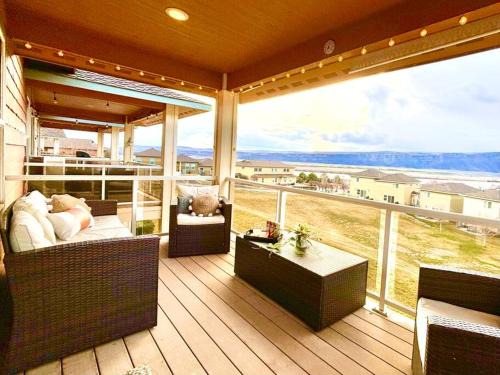 Sunserra Villa! Movie Room, Family Friendly, BBQs, Pools, Free Golf!