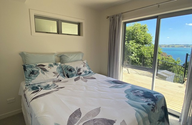 Superb Clifftop Flat with views back to Auckland