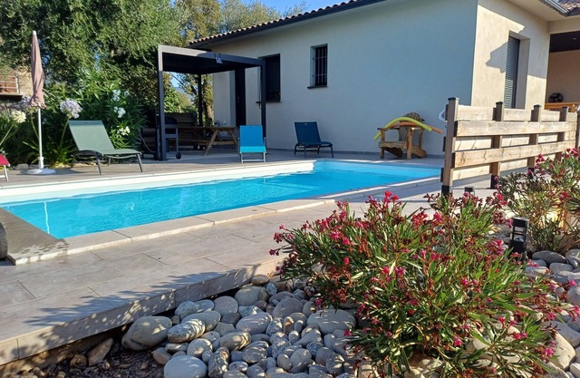 Superb villa, 5km from Solenzara. Air-conditioning, swimming pool, fenced grounds.