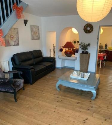 SUPERBE TRIPLEX MEUBLÉ TOUT CONFORT HYPER CENTRE ST CÉRÉ 3 CHAMBRES WIFI 120 M2 8 pers max