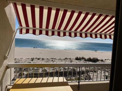 Sur la plage avec vue plongeante sur la mer