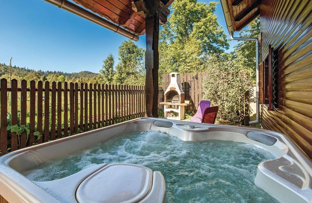 Surrounded by nature, this friendly wooden house welcomes you in Belo Selo.