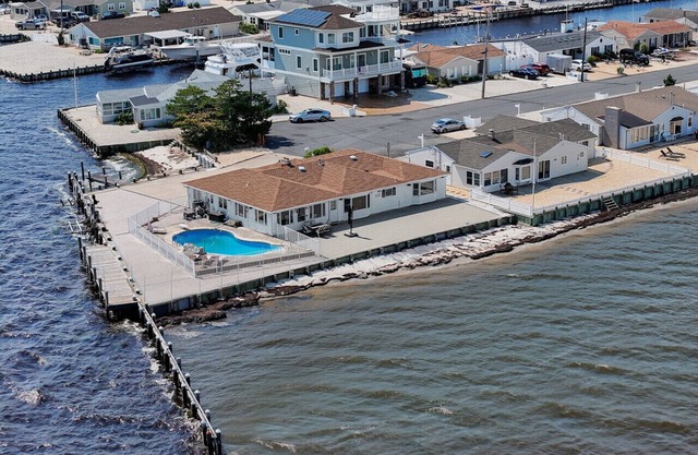 Surrounded by the bay with pool!