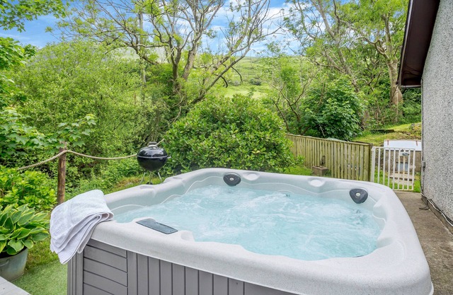 Swn y Nant - Three Bedroom House, Sleeps 6