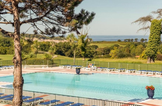 T2 with pool on the Corniche