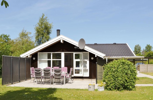 Take a guided tour of 'Jægerspris' Castle and hear the story of Frederik VII and Countess Danner.