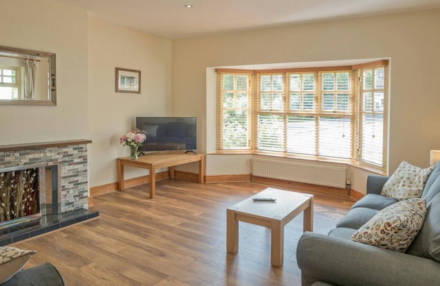 Talarwen, Newport - Four Bedroom Cottage, Sleeps 7