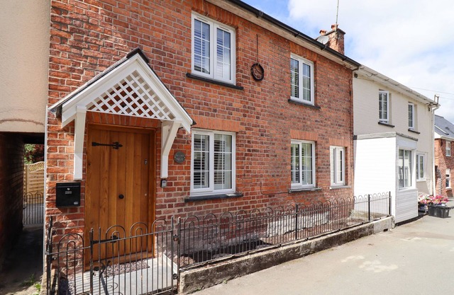 TAN Y DDOL, family friendly, with open fire in Llanfair Caereinion