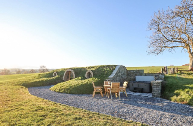 TAN Y WAWR- ONNEN, romantic, with hot tub in Llanfair Caereinion