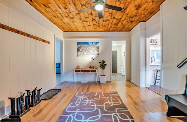 TD Ridge~Ski Retreat~HotTub~Game Room~6 bed 7 Bath~2 Minutes to Bristol Mountain