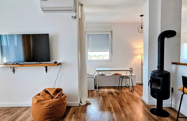 TESLA City-View Apartment with Free Parking, Fruits, Coffee & Wi-Fi