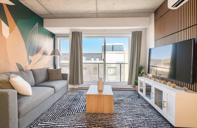 The 708 | For 4 | Free Parking | Pool + BBQ