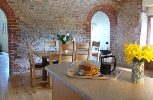 The Arches - sleeps 7 guests in 4 bedrooms