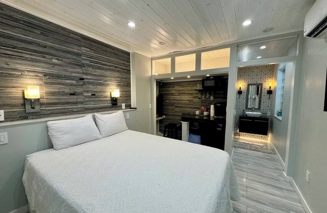 The Artists Studio with Jacuzzi in central West Palm Beach