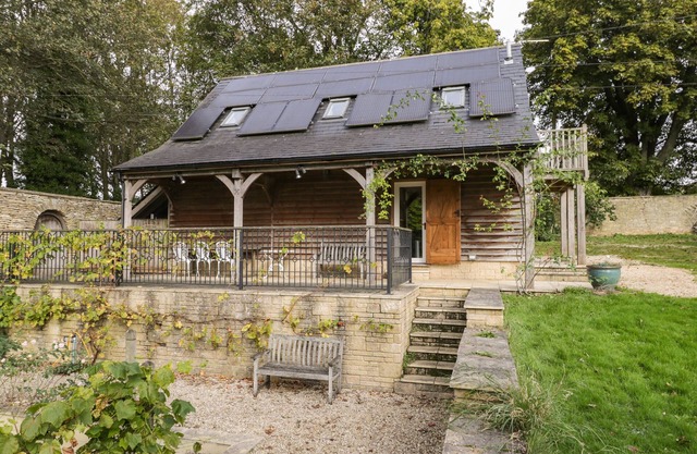 THE BARN AT WESTHALL COTTAGE, romantic, with open fire in Burford
