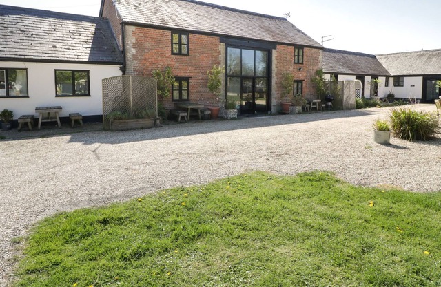 THE BARN, pet friendly, luxury holiday cottage in Shaftesbury